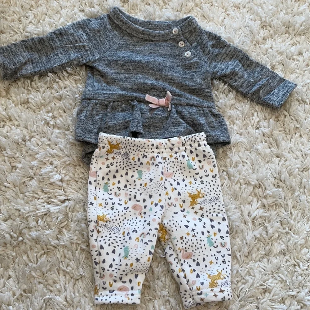 Carter’s Baby Girl Super cute and cozy outfit! Ruffled long sleeve and pants!